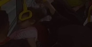 Bursa'da tesettürlü genç kıza hakaret eden kadına yolculardan tepki